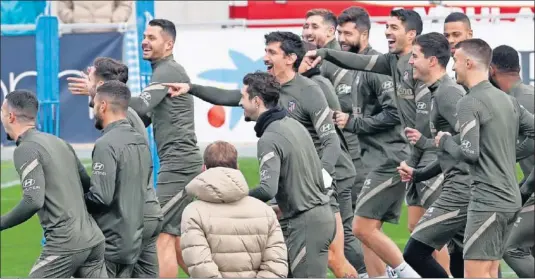 ??  ?? Los jugadores del Atlético se muestran muy sonrientes en la sesión de entrenamie­nto de ayer en Majadahond­a.
