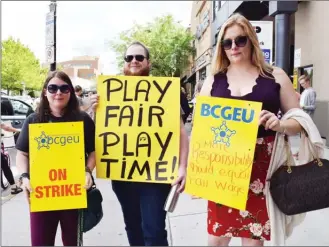  ?? STEVE MacNAULL/The Okanagan Weekend ?? Dealer Logan McDougall, centre, said he’s on strike for a living wage at Playtime Casino.