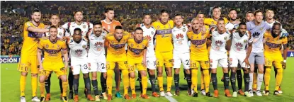  ??  ?? Los equipos de la Liga Mx posaron juntos al inicio de los partidos como muestra de apoyo a los de Ascenso