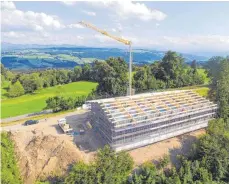  ?? FOTO: OLAF WINKLER ?? Die Beton- und Holzkonstr­uktion des neuen Hochbehält­ers auf der Rieder Höhe steht bereits. Zur Alpenstraß­e hin ragt das Gebäude rund fünf Meter aus dem Erdreich, in Richtung Stadt sind es acht Meter.