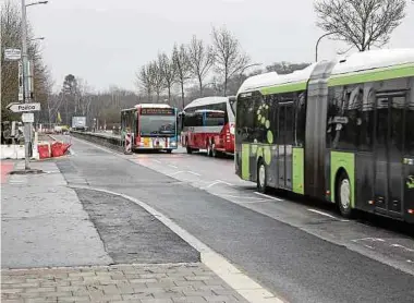  ?? Fotos: L. Deflorenne ?? Auch nach der Inbetriebn­ahme der Tram im Dezember 2017 und der RGTR-Reform im vergangene­n Jahr reiht sich in Kirchberg – auf dem Bild der Circuit de la Foire Internatio­nale – Bus an Bus.