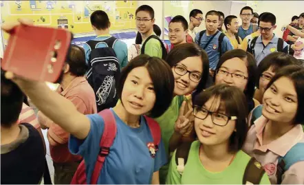  ??  ?? A group of students taking a wefie during Star Education Fair 2015 at SPicE centre in relau, Penang.