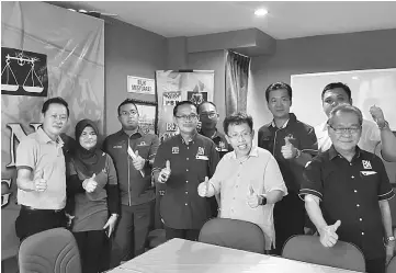  ??  ?? Azizul (fourth left), Dr Sim (fifth left)) and others at the PBB Tanjong Datu operation room at Lundu.