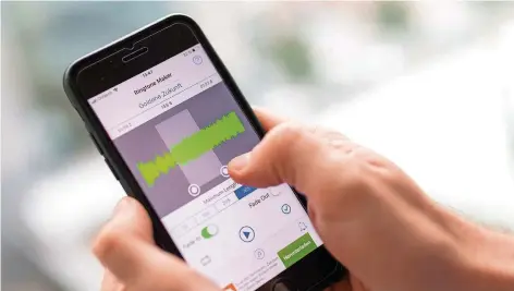  ?? FOTO: HEINL/DPA ?? Mit speziellen Apps können Nutzer eigene Klingeltön­e direkt auf dem Smartphone erstellen und verändern. Viele der Angebote sind kostenlos.