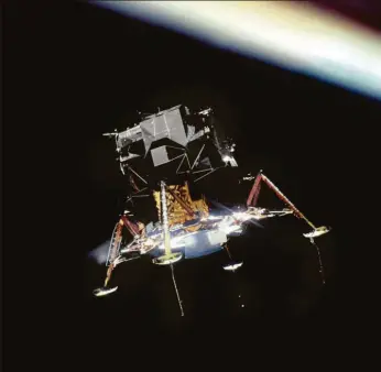 ??  ?? Beginn des Landemanöv­ers: Die Mondlandef­ähre „Eagle“mit Neil Armstrong und Buzz Aldrin an Bord, kurz nach der Trennung vom Columbia-Raumschiff, das von Michael Collins gesteuert wird.