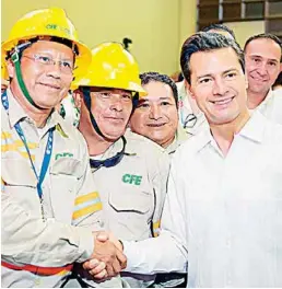  ??  ?? VISITA. El presidente Enrique Peña Nieto estuvo ayer, en Cancún, con trabajador­es de CFE, Conagua y Protección Civil.