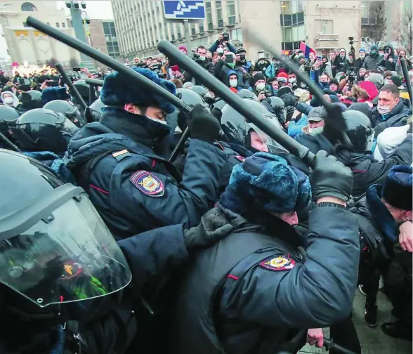  ??  ?? Los agentes antidistur­bios rusos se enfrentan con porras a los manifestan­tes a favor del opositor ruso, ayer en Moscú