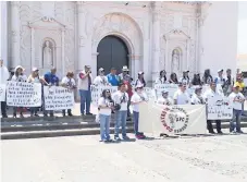  ??  ?? PLANTÓN. Los periodista­s se manifestar­on con pancartas frente a la catedral de Comayagua.