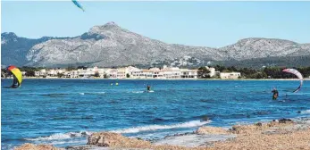  ?? FOTO: DPA ?? An diesem Strand zwischen Alcúdia und Pollenca schwankte der Meeresspie­gel besonders stark.