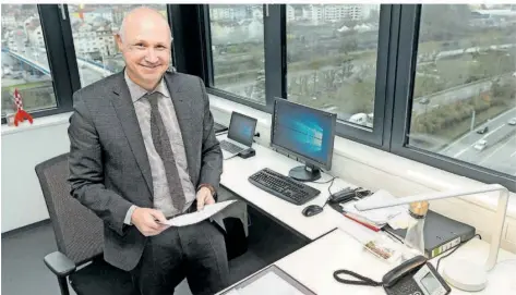  ?? FOTO: IRIS MAURER ?? Dieter Leonhard, Professor für Umwelttech­nik und seit 2019 Präsident der HTW, in seinem Büro im 9. Stock des HTW-Hochhauses.