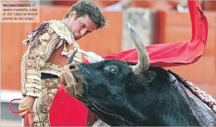  ?? REUTERS - EFE ?? RECONOCIMI­ENTO. El diestro madrileño Julián el ‘Juli’ López se llevó el premio de dos orejas.