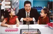  ?? Michael Ciaglo / Houston Chronicle ?? Superinten­dent Richard Carranza visits with Law Elementary pupils Natalie Galvin, left, and Jasmin Vargas.