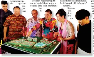  ??  ?? MOSITUN (tiga dari kanan) diberi taklimat oleh Susan (dua kanan) dan Ten Ann (tiga dari kiri) mengenai projek Pusat Komesial Benoni (BCC) Benoni dan
lokasi Fasa 3 BCC Benoni.