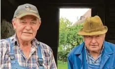  ??  ?? Ludwig Reiter (links) und Robert Wiedemann kennen sich seit 68 Jahren, seit Wiedemann auf dem Bauernhof der Reiters in Kleinaitin­gen arbeitet.