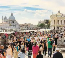  ?? Foto: Shuttersto­ck ?? Zahlcené Benátky Typický pohled na současné Benátky. Město během letošního léta navštěvuje až 70 000 turistů denně.