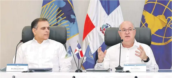  ?? EXTERNA. ?? El ministro de Hacienda, Jochi Vicente, acompaña al presidente del BID, Ilan Goldfajn en una conferenci­a de prensa celebrada ayer.