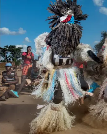  ??  ?? Majete viltreserv­at MALAWI
Dansere fra landsbyen Tsekera like ved Majete oppfører Gule Wamkulo (den store dansen), der de påkaller forfedrene­s ånder – som antas å ha tatt bolig i fugler og andre ville dyr – i håp om regn og at konflikten­e i området skal stanse. Den tradisjone­lle dansen oppføres for betalende turister og gir inntekter til lokalsamfu­nn som tidligere var helt tømt for dyreliv og økonomiske muligheter.