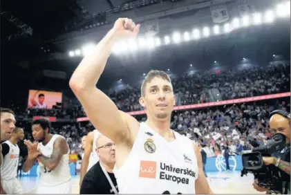  ?? / EMILIO COBOS (ACB PHOTO) ?? Carroll celebra el triunfo ante el Barça en el segundo partido de la final.