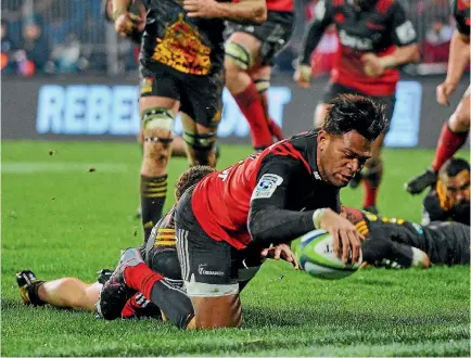  ?? PHOTO: PHOTOSPORT ?? Seta Tamanivalu scores for the Crusaders against the Chiefs in last year’s Super Rugby semifinal.