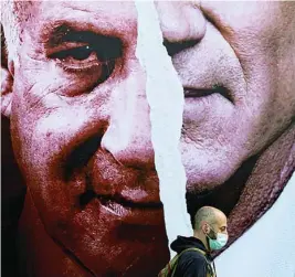 ?? AP ?? Un cartel electoral de Benjamin Netanyahu y de Benny Gantz