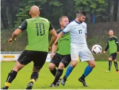  ?? Foto: Andreas Lode ?? Zweimal führte der SV Adelsried (rechts Marco Montazem) gegen den SV Stettenho fen, doch am Ende entführten die Gäste einen Punkt.