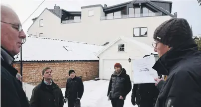  ??  ?? KRANGLET: Scott Nilsen (nr. to fra venstre) og Sverre Grette (med papir i hånden) var svaert uenige om hva man kan se fra Nilsens leilighet i øverste etasje i murgården.