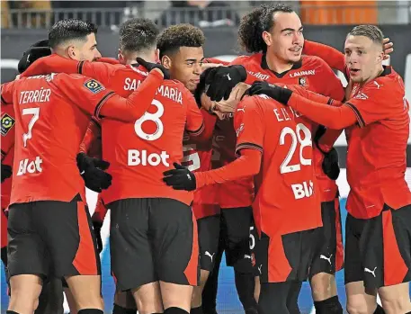  ?? | PHOTO : PHILIPPE RENAULT / OUEST-FRANCE ?? La joie des Rennais après le but d’Arnaud Kalimuendo, son quatrième en trois matches.