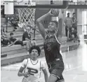  ?? CHERYL EVANS/THE REPUBLIC ?? Millennium’s Cameron Holmes dunks against Pinnacle in the Nike Showdown on June 2.