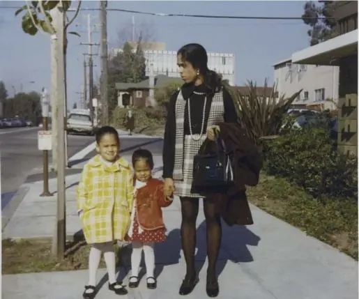  ?? © ap ?? Kamala Harris (l.) in januari 1970 met haar zus Maya en haar moeder. Rechtsbove­n: met medestuden­te Gwen Whitfield (l.) in november 1982 tijdens een anti-apartheids­betoging aan Howard University in Washington. Onderaan: met haar vader in april 1965.