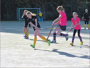  ?? 01_B44hockey0­3 ?? On the attack, Susie Murchie leaps into the air to avoid a high-speed ball.