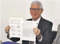  ??  ?? Firma. Rodolfo Parker muestra el documento compromiso firmado por los partidos políticos.