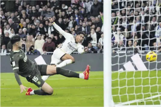  ?? Pierra-Philippe Marcou / AFP ?? Bellingham, tras regatear a Gazzaniga, supera la acción de Juanpe y marca el 2-0 del Madrid ayer al Girona en el Bernabéu.