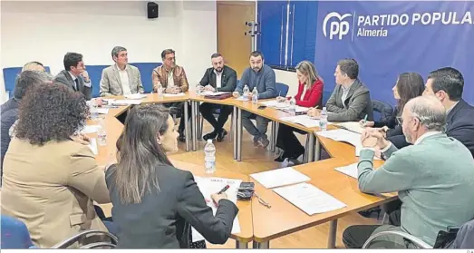  ?? D.A. ?? Representa­ntes de la AUGC y del SUP han mantenido un encuentro con diputados, senadores y alcaldes de municipios costeros del PP de Almería.