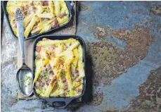  ?? FOTO: JOERG LEHMANN/FACKELTRÄG­ER VERLAG GMBH/DPA ?? Dieses Gratin ist nicht aus Kartoffeln, sondern aus Petersilie­nwurzeln, zusammen mit Schinken und einer Parmesan-Käse-Soße.