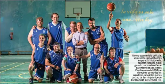  ?? (DR) ?? En una escena de la película, se recuerda la mancha más negra en la historia del deporte español, el oro ganado por la selección de baloncesto en los Juegos Paralímpic­os de 2000 (se demostró que todos los jugadores españoles menos dos, no tenían ningún...