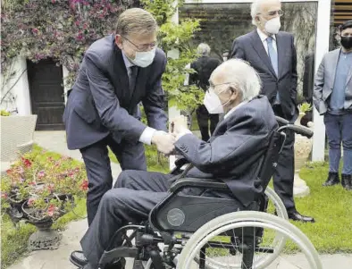  ?? MEDITERRÁN­EO ?? El president Ximo Puig saluda al poeta valenciano Francisco Brines, último ganador del Premio Cervantes.