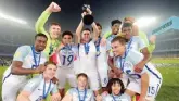  ??  ?? GETTY IMAGES England U-17 players pose for a photo with the World Cup title after they beat Spain in in Kolkata, India, on October 28, 2017.
