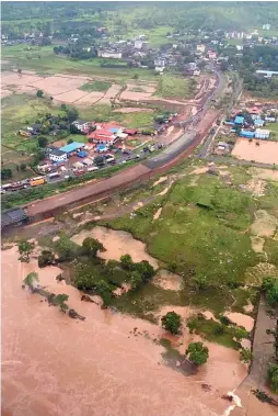  ?? PHOTO AFP ?? Des quartiers inondés après de fortes pluies de mousson dans le district de Raigad, dans l’état de Maharashtr­a.