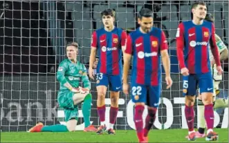  ?? ?? Ter Stegen, de rodillas después de encajar uno de los tres goles del Granada.