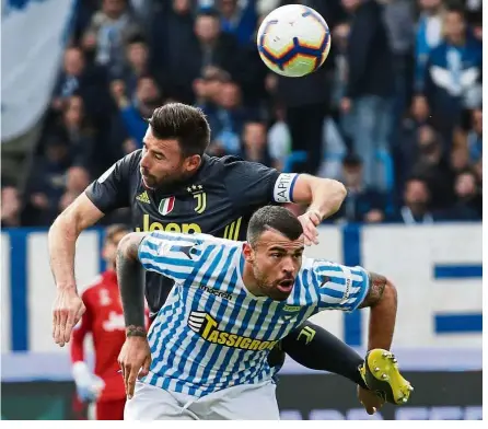  ??  ?? Watch out: Juventus’ Andrea Barzagli (top) vying for the ball with SPAL’s Andrea Petagna during the Serie A match in Ferrara on Saturday.