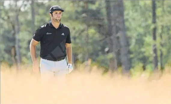  ?? FOTO: GETTY ?? Jon Rahm, con paso firme en Carnoustie. El vasco jugó una primera vuelta muy ordenada y a la vez asumiendo riesgos porque en 12 hoyos utilizó el drive desde el tee de salida