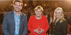  ??  ?? Gruppenbil­d mit Raute: Kanzlerin Angela Merkel mit AZ-Herausgebe­rin Alexandra Holland und Chefredakt­eur Gregor Peter Schmitz.