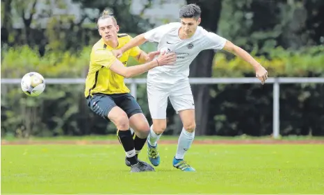  ?? FOTO: THOMAS WARNACK ?? Der FV Bad Saulgau geht zwar durch einen Treffer von Sandro de Vittorio (rechts) und einen verwandelt­en Elfmeter von Wakka Bass mit einer 2:0-Führung in die Pause, doch der SV Bad Buchau (links: Lukas Grimm) dreht in Abschnitt zwei die Partie und gewinnt mit 4:2.