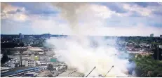  ?? FOTO: THEO TITZ ?? Die Rauchsäule stieg sofort 100 Meter nach oben und war im gesamten Stadtgebie­t zu sehen.