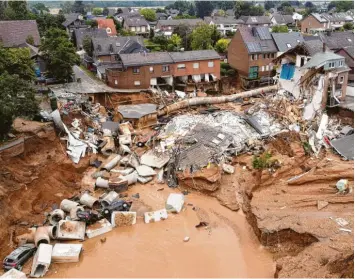  ?? Foto: David Young, dpa ?? Erftstadt (Nordrhein‰westfalen) vor einer Woche: Das Hochwasser und ein anschließe­nder Erdrutsch haben eine verwüstete Stadt zurückgela­ssen.