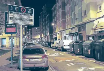  ?? Foto: Oskar Montero ?? Señalizaci­ón vertical que avisa del aparcamien­to regulado en Ansoáin.