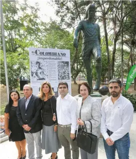  ??  ?? La familia: Adriana Giraldo, Luis Guillermo Fernández, María Esther Escobar, Felipe Ángel, Amparo Escobar y Simón Ángel.