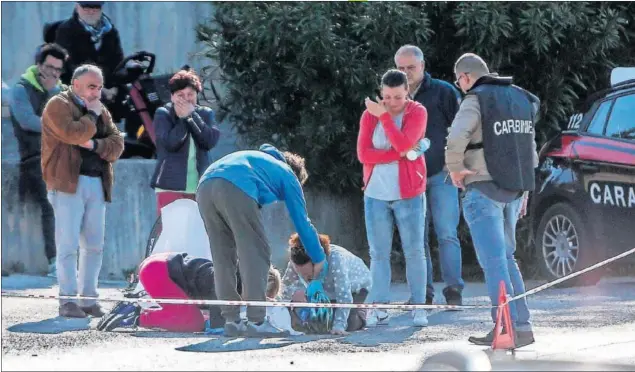  ??  ?? TRAGEDIA. Michele Scarponi fue atropellad­o por una furgoneta en un cruce mientras entrenaba cerca de su pueblo en Italia: falleció en el acto.