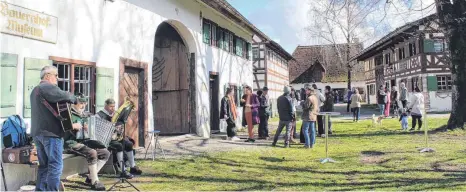  ?? FOTO: VERENA KAULFERSCH ?? Das Schwäbisch­e Freilichtm­useum ist am 19. März in die Saison gestartet. Zahlreiche Besucherin­nen und Besucher nutzten bei freiem Eintritt die Gelegenhei­t für einen ersten Streifzug über das Gelände.