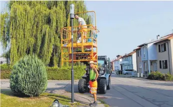  ?? FOTO: SILVIA MÜLLER ?? Die Bauhofmita­rbeiter Matthias Bitsch und Peter Moser sind derzeit dabei, neue LED-Leuchten an Aldingens Straßen zu montieren.